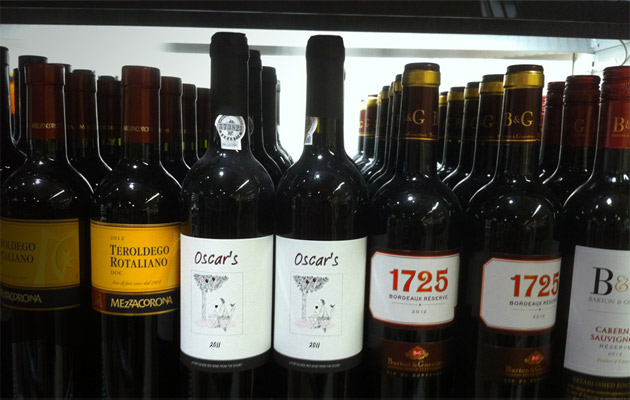 Vino tinto Oscar’s en supermercado Jumbo, Países Bajos